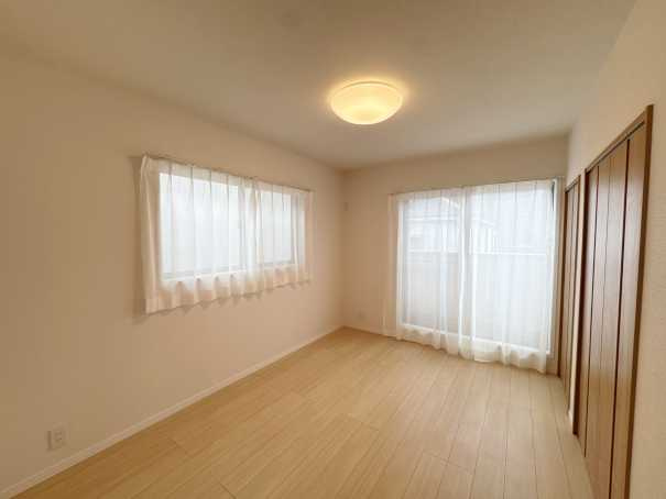 板橋区高島平二丁目戸建の洋室|落ち着いた色調の洋室です