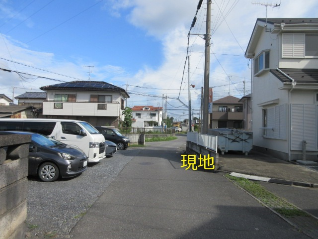 中古戸建　熊谷市原島1319-2（リフォーム住宅）の前面道路含む現地写真