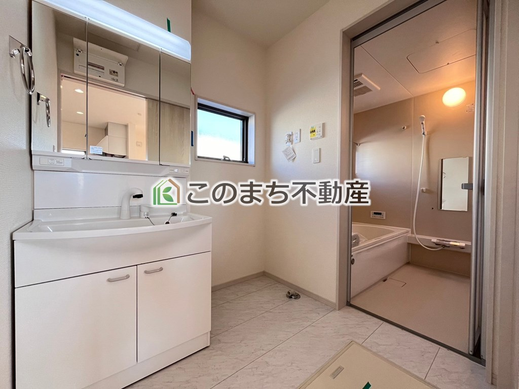 LiveleGarden.S上三川町上三川第12の洗面所|同社施工物件の写真です。※建具やフローリング、その他仕様が違う場合がございます。シャンプードレッサーで朝の身支度♪伸びるホースでお掃除も簡単清潔です！