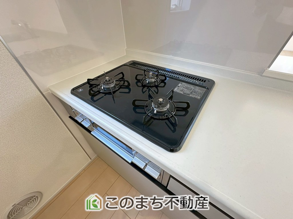 LiveleGarden.S上三川町上三川第12のキッチン|三ツ口コンロ採用で、同時調理もスムーズ◎！お料理を並べられるカウンター付きで、配膳・片付けをサポート！リビングで過ごすご家族とコミュニケーションを楽しみながら作業可能です♪