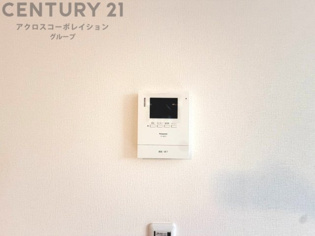訪問者が来たときにテレビ画面で確認できるため、安心してドアを開けられます。録画機能があるものもあり、留守中に来訪者を記録しておくことができます。利便性が高く、セキュリティ面でも安心です。