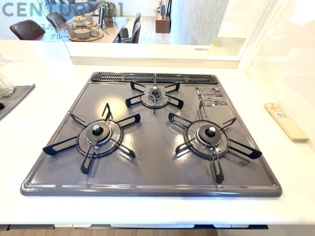 多数の調理器具を同時に使用でき、料理の効率化が可能。省エネで節約になり、様々な料理スタイルに適応できます。また、火力調整が独立しており、手入れや掃除もしやすく、今よりもっとお料理が楽しくなるかも。