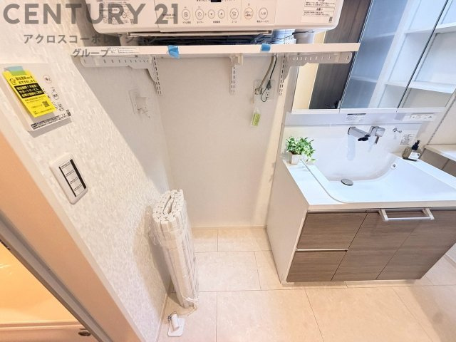 洗濯物の仕分け作業がしやすく、整理整頓が容易になります。洗濯音や湿気を他の部屋に持ち込まず、生活環境を快適に保ちます。上部を活用すれば収納スペースを確保でき洗剤や洗濯用品の整理もしやすくなります。