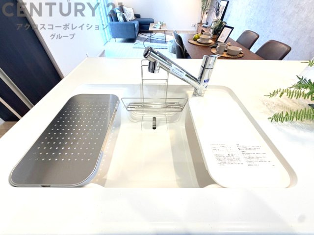大きなシンクでお鍋などの大きな調理器具を洗う際にも便利です。
