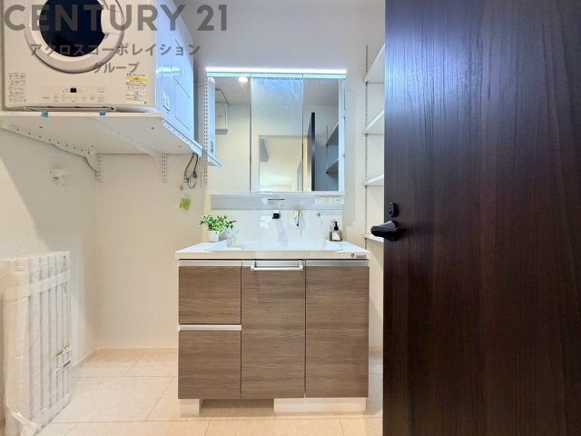 化粧品や洗顔料、歯ブラシなどの必需品をまとめて置ける収納スペースがあり、使用するたびに取り出す手間が省けます。また、水回りのため、濡れても大丈夫な素材が使用されており、お手入れが簡単です。