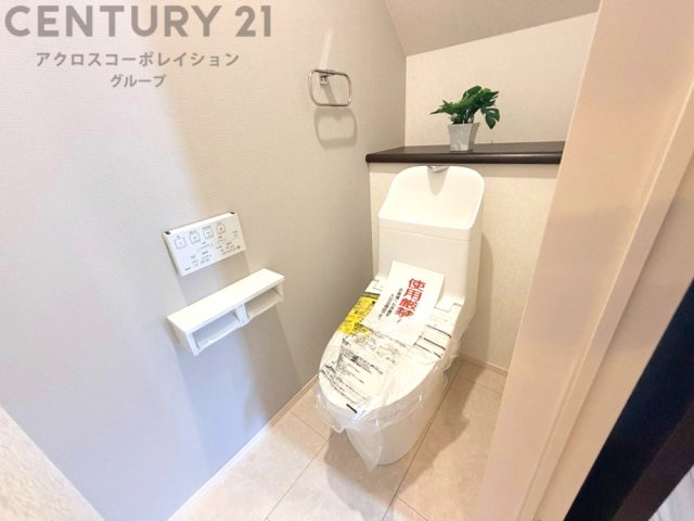 温水洗浄便座付トイレは温水洗浄機能により、暖かい水でおしりを洗浄することができ、冷たい水を使う従来の便座に比べ、温水洗浄機能で暖かいトイレを提供し、快適な使用を可能にします。