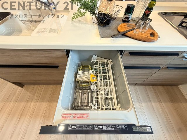 手洗いに比べて時間や労力を節約できることです。また、高温のお湯で洗浄されるため、雑菌や細菌を殺菌する効果もあります。さらに、乾燥機能があるため、手で拭く手間も省け衛生的に保管できます。