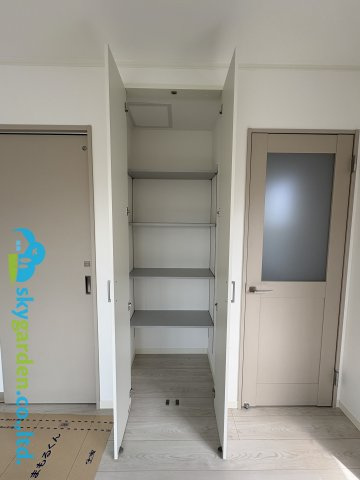 茅ヶ崎市松浪２丁目　中古戸建の収納|リビングダイニングにある収納（パントリー）