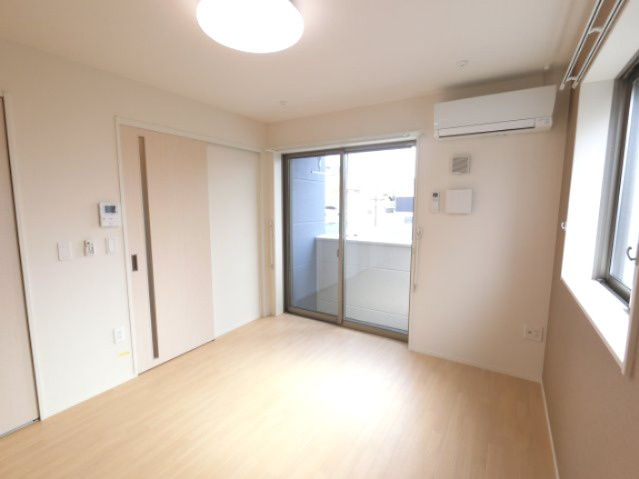 【その他】 | メリーガーデン | ※角部屋の写真です、側面の窓はございません