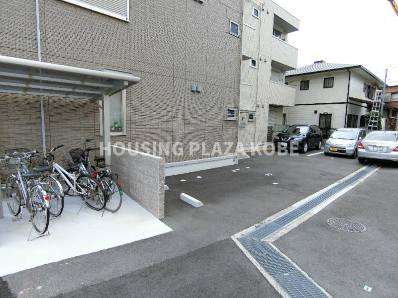ラ　メゾンアンソレイエ板宿の駐車場