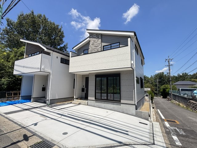 KEIAI GRACE守山区小幡北3期｜名古屋市の戸建ならホームアップの駐車場|ご夫婦それぞれで車を所有しても安心の並列2台駐車。朝の忙しい時間帯も、車の入れ替え不要でスムーズに出発できます