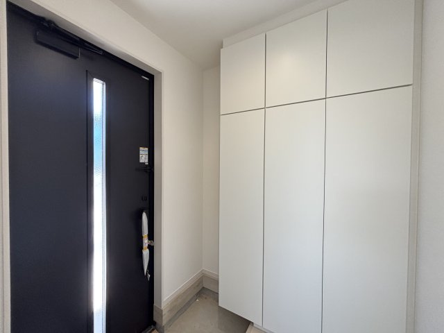 KEIAI GRACE守山区小幡北3期｜名古屋市の戸建ならホームアップの玄関|大容量のシューズボックスで、散らかりがちな玄関もスッキリ。