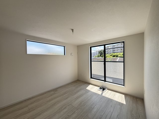 KEIAI GRACE守山区小幡北3期｜名古屋市の戸建ならホームアップの洋室|窓から心地よい光と風を取り込む二面採光。プライベートな時間をゆったりと過ごせる、安らぎの居室空間です。