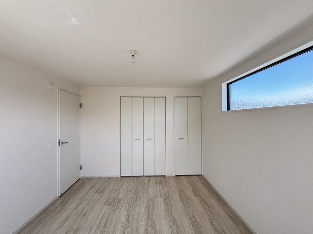 KEIAI GRACE守山区小幡北3期｜名古屋市の戸建ならホームアップの洋室|全室にクローゼットを完備。お洋服や荷物を隠して収納できるので、お部屋をいつも広々スッキリと保てます。