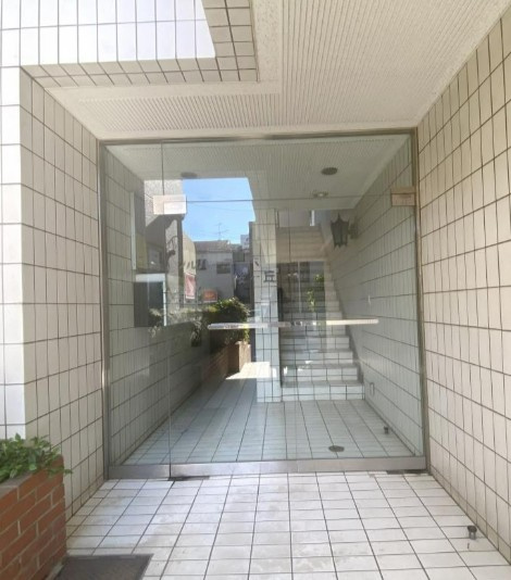 シルバーコーポ桜が丘のエントランス