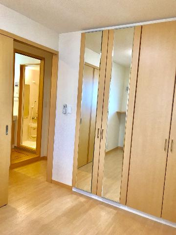 ソレイユ松香台の収納|鏡つきのクローゼット
