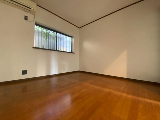 城南町４丁目戸建ての洋室