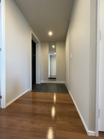 照葉テラス・パークカーサ01の玄関|ゆとりある玄関です。オートライト搭載してます 