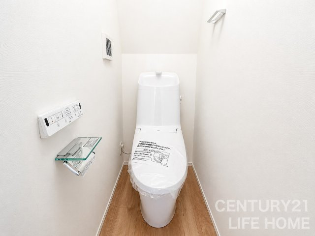 【トイレ】 | ＪＲ横浜線「小机」新築戸建 | 落ち着いた色調のトイレです