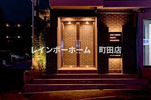 グランコモド小田急相模原※初期費用分割あと払いサービス利用可能物件のエントランス