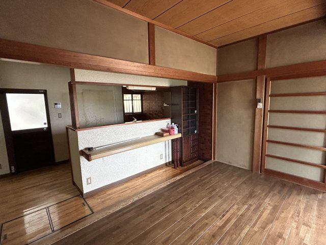 門司区庄司町　中古住宅の居間・リビング|広々15帖のLDKです