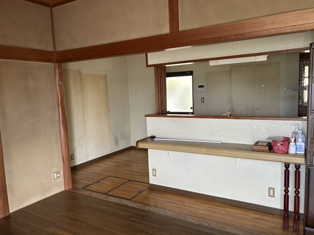 門司区庄司町　中古住宅のキッチン|15帖のLDK　対面式キッチンにカウンターがついて、使い勝手の良いダイニングです