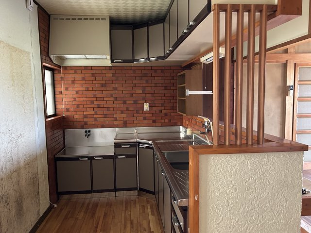 門司区庄司町　中古住宅のキッチン|L型システムキッチンでおいしいお料理をクッキング