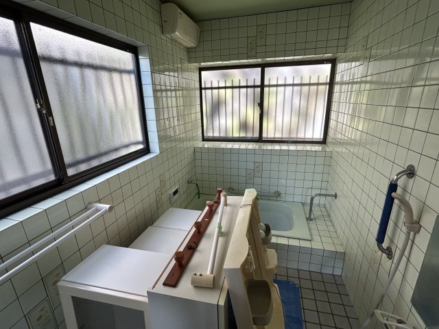 門司区庄司町　中古住宅の浴室|開放的で清潔な広々浴室　荷物があってごめんなさい　お引き渡し時に撤去します