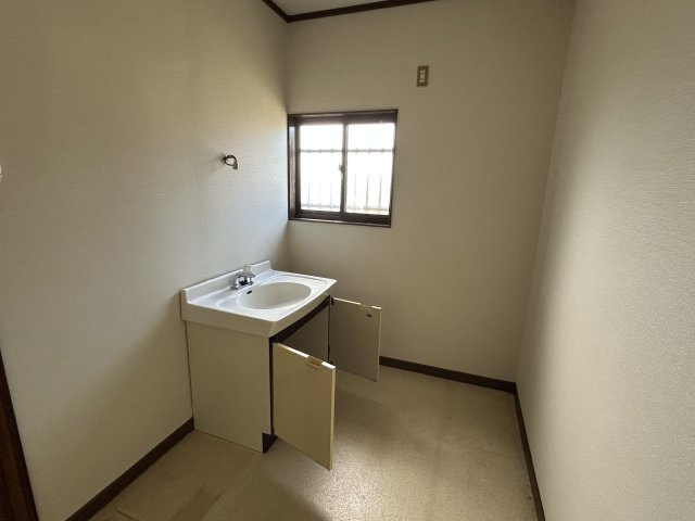 門司区庄司町　中古住宅の独立洗面台|脱衣及び洗面室
