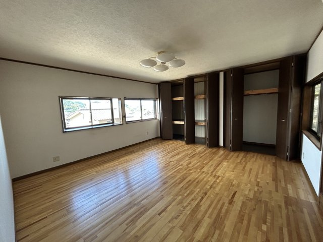 門司区庄司町　中古住宅の洋室|２F東側　広々12.5帖洋室　収納もたっぷりです
