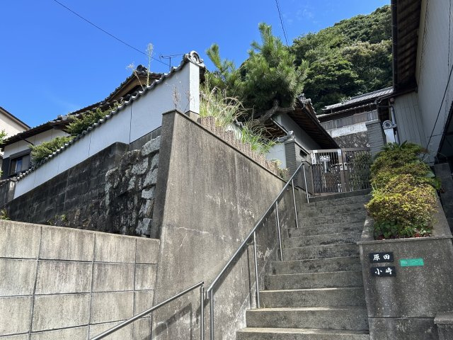 門司区庄司町　中古住宅のその他|エントランスの階段　手すり付きで安心ですね