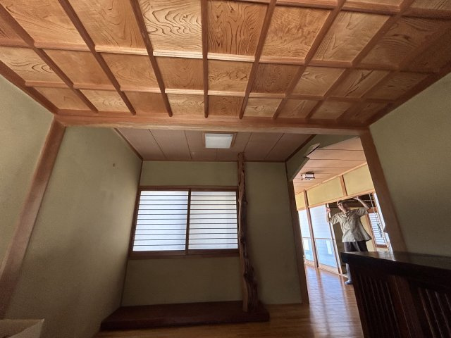 門司区庄司町　中古住宅の玄関|美しい木目の格天井がお客様をお迎えします