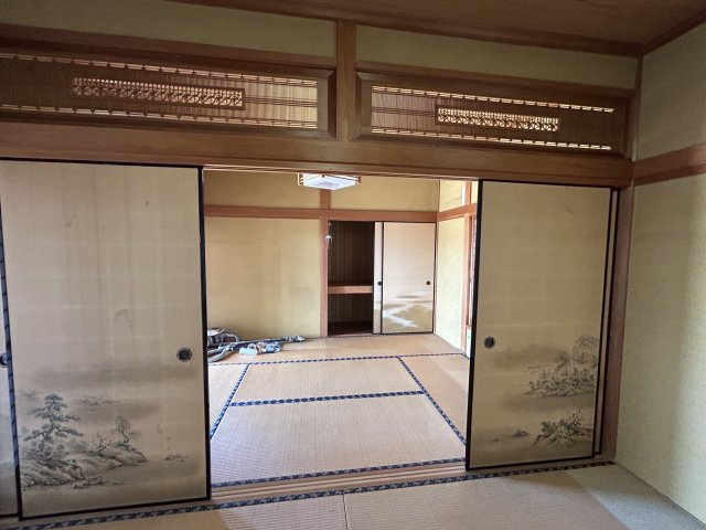 門司区庄司町　中古住宅の和室|素敵な欄間が特徴的な和室続き間です