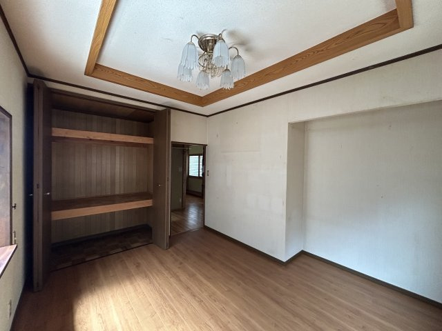 門司区庄司町　中古住宅の洋室|使い易い玄関横の1F洋室6.5帖　収納もたっぷりです