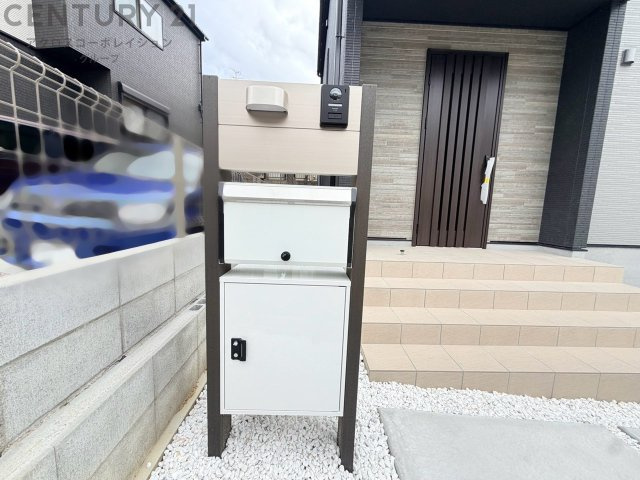 宅配ボックス機能付き門柱は荷物の受け取りや配達が便利で安全です。不在時でも荷物が確保され、盗難や損傷のリスクが減少。受け取り時間の柔軟性が向上。外出先からでも荷物の受け取りや預けが可能となります。