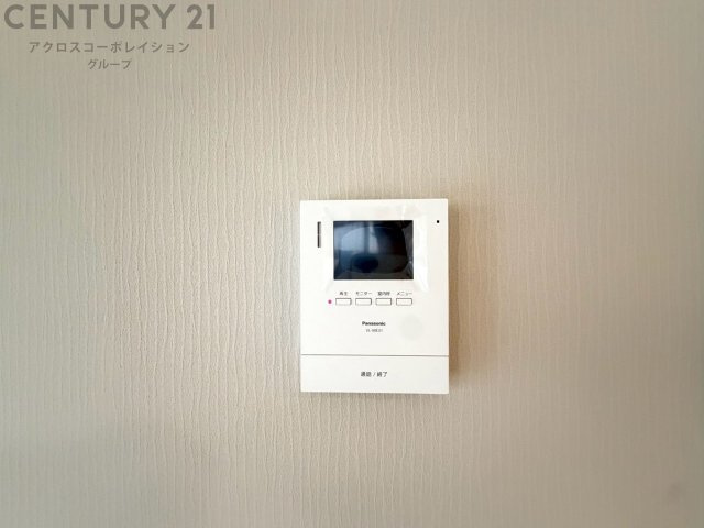 訪問者が来たときにテレビ画面で確認できるため、安心してドアを開けられます。録画機能があるものもあり、留守中に来訪者を記録しておくことができます。利便性が高く、セキュリティ面でも安心です。