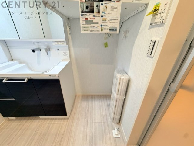 洗濯物の仕分け作業がしやすく、整理整頓が容易になります。洗濯音や湿気を他の部屋に持ち込まず、生活環境を快適に保ちます。上部を活用すれば収納スペースを確保でき洗剤や洗濯用品の整理もしやすくなります。