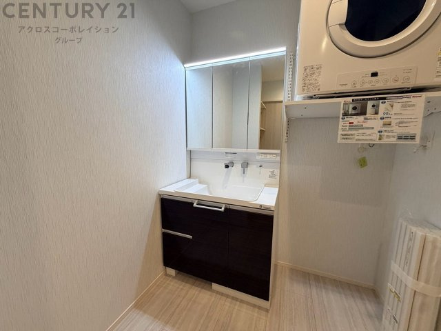 化粧品や洗顔料、歯ブラシなどの必需品をまとめて置ける収納スペースがあり、使用するたびに取り出す手間が省けます。また、水回りのため、濡れても大丈夫な素材が使用されており、お手入れが簡単です。