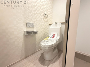 温水洗浄便座付トイレは温水洗浄機能により、暖かい水でおしりを洗浄することができ、冷たい水を使う従来の便座に比べ、温水洗浄機能で暖かいトイレを提供し、快適な使用を可能にします。