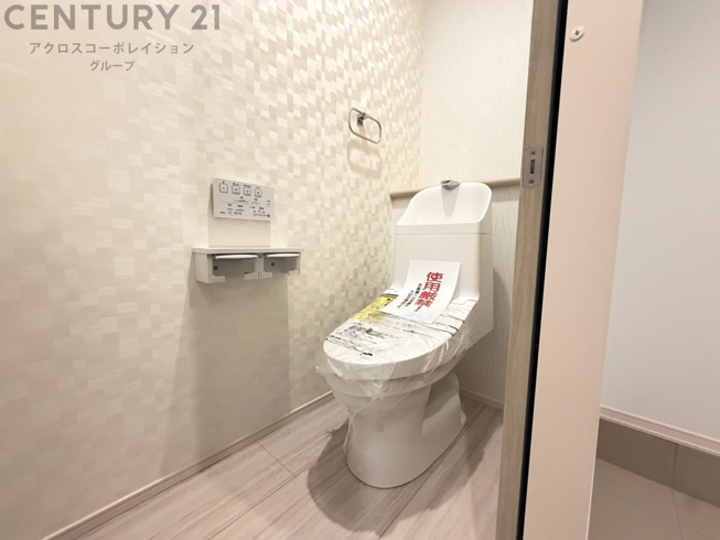 温水洗浄便座付トイレは温水洗浄機能により、暖かい水でおしりを洗浄することができ、冷たい水を使う従来の便座に比べ、温水洗浄機能で暖かいトイレを提供し、快適な使用を可能にします。