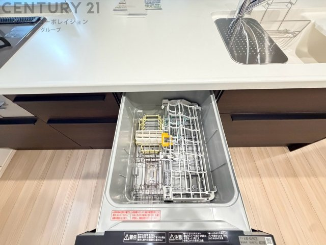 食器洗浄乾燥機は手洗いに比べて時間や労力を節約できます。また、高温のお湯で洗浄されるため、雑菌や細菌を殺菌する効果もあります。さらに、乾燥機能があるため、手で拭く手間も省け衛生的に保管できます。