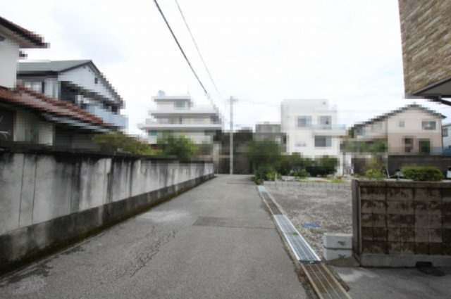 瀬戸東町1丁目　7期1棟1　新築戸建　の前面道路含む現地写真|【一方】　北側　幅4.6ｍ　公道　接面:11.0ｍ