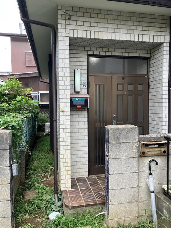 松飛台戸建のエントランス