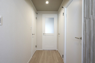 白を基調としたクロスに建具が室内を明るい雰囲気にしています。