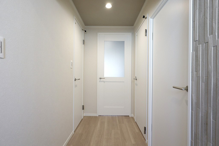 白を基調としたクロスに建具が室内を明るい雰囲気にしています。