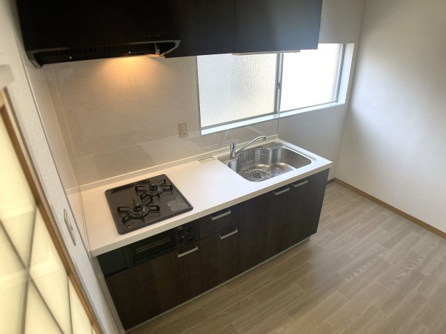 上池田3丁目貸家Ⅱのキッチン|システムキッチン、2口ガスコンログリル付き
