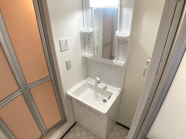 上池田3丁目貸家Ⅱの洗面所|シャワー付きの独立洗面台