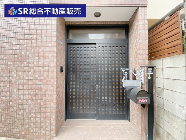 吉田5丁目中古戸建の玄関|弊社は中古戸建のご紹介、その後のリフォームのご提案、
賃貸物件のご紹介、すべてご対応可能です。
お客様にあったプランをご提案致します。
まずはお問合せ下さいませ。
