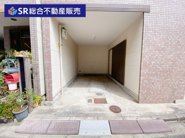 吉田5丁目中古戸建の駐車場|お車をお持ちの方には必要な駐車場は駐車スペース1台分（車種による）です！ビルトインガレージで直接洋室と行き来できるので荷物の積み下ろしもスムーズです！
