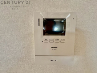 訪問者が来たときにテレビ画面で確認できるため、安心してドアを開けられます。録画機能があるものもあり、留守中に来訪者を記録しておくことができます。利便性が高く、セキュリティ面でも安心です。